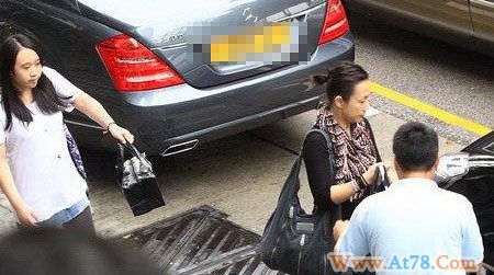 林忆莲与女儿逛街乐融融遇见记者黑面离去(图)