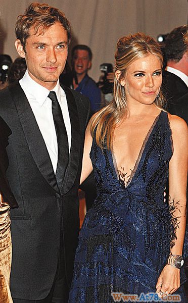 西椰娜与裘德洛复合携其子女游玩感情有增无减