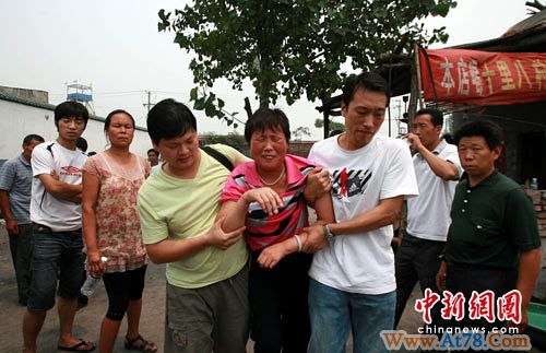 直击河南矿难现场：矿工家属矿门口哭喊