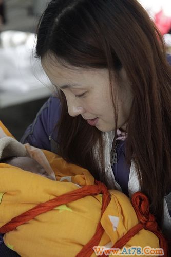 陶虹赵柯随儿童基金爱心同行再赴玉树(图)