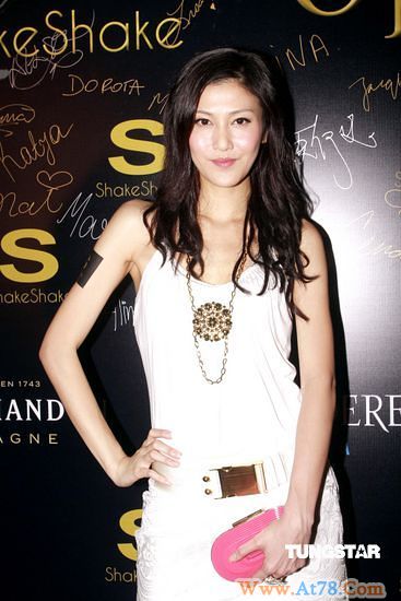 组图：应采儿短发造型亮相减少工作为生子准备