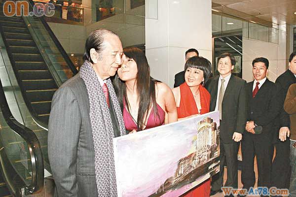 赌王父亲节十分忙碌各房子女分批庆祝(图)