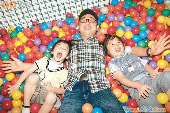 小小彬与弟弟秘密赴港片酬慷慨赠父亲(图)