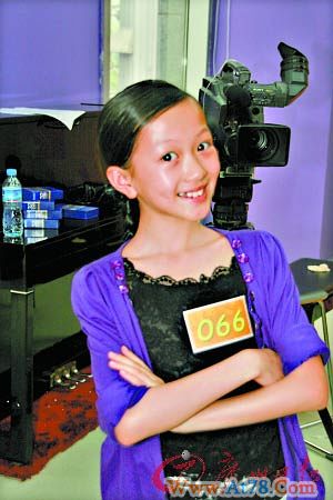 章子怡三岁小侄女现身 上台答问可爱讨喜(图)