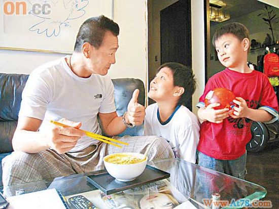 卢惠光与儿子们吃饭过节俩儿子很懂事很窝心