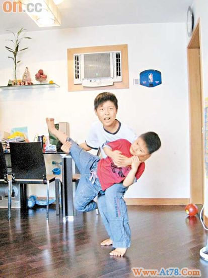 卢惠光与儿子们吃饭过节俩儿子很懂事很窝心