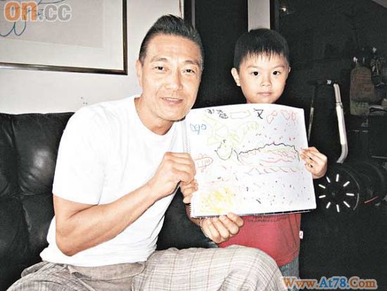 卢惠光与儿子们吃饭过节俩儿子很懂事很窝心