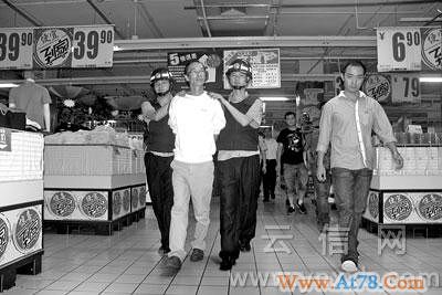 昆明家乐福遭爆炸物恐吓 “诈”弹嫌犯指认现场