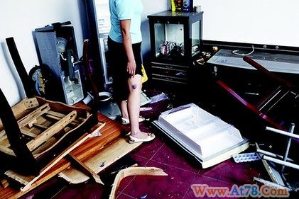 武汉多名拆迁户深夜遭撬门袭击 孕妇被电棍击伤