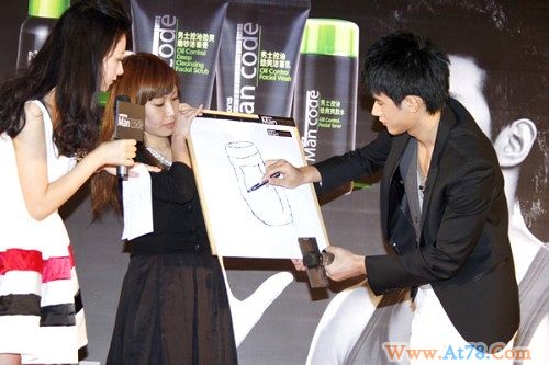 吴建飞代言男士护肤品现场变魔术大谈护肤经