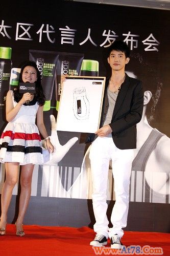 吴建飞代言男士护肤品现场变魔术大谈护肤经