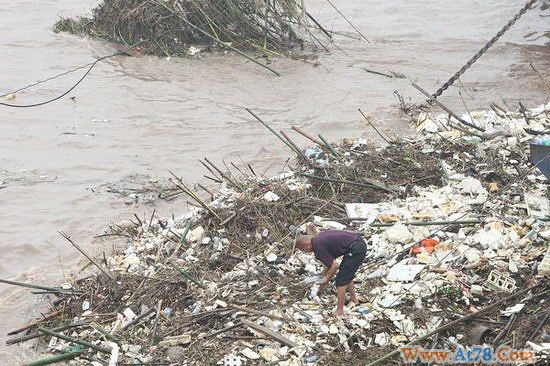 重庆长江百吨垃圾聚集江面可走人(组图)