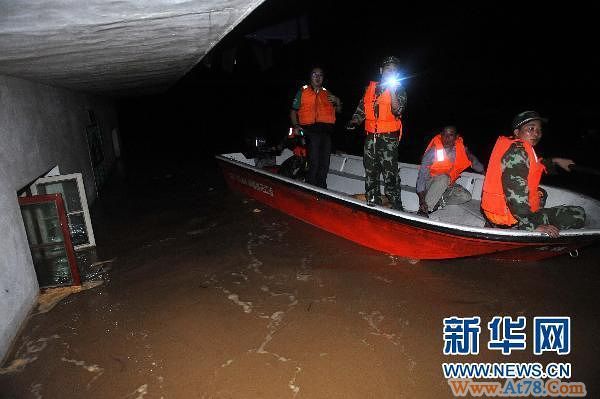 江西抚河唱凯堤发生决堤 威胁十多万人口和交通要道
