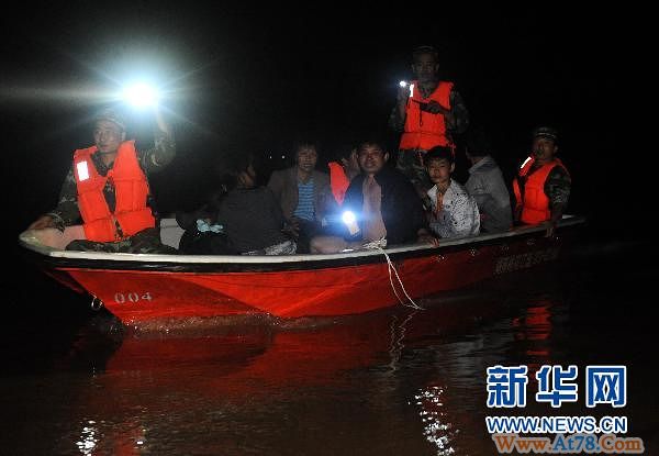江西抚河唱凯堤发生决堤 威胁十多万人口和交通要道