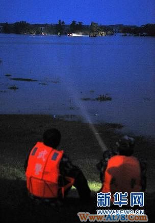 江西抚河唱凯堤发生决堤　威胁十多万人口和交通要道