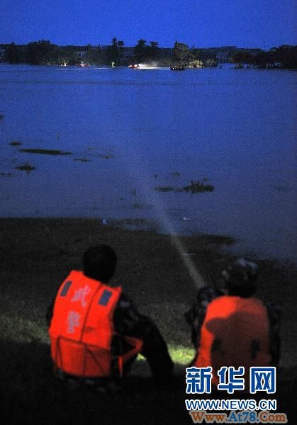 江西抚州唱凯堤缺口扩大到400米