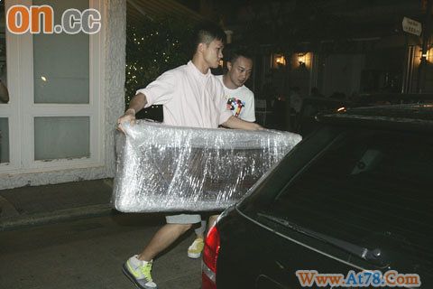 陈奕迅亲自为老婆新店选购家具(组图)