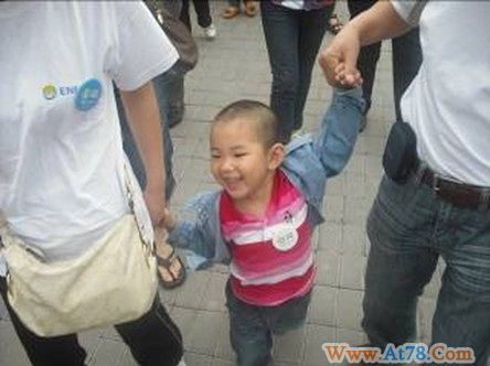 带00后一起感知世博新鲜事