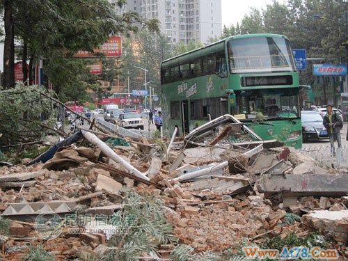 昆明云南饭店施工改造时垮塌5人受伤(组图)