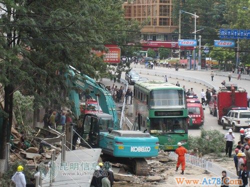 昆明云南饭店施工改造时垮塌5人受伤(组图)