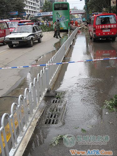 昆明云南饭店施工改造时垮塌5人受伤(组图)