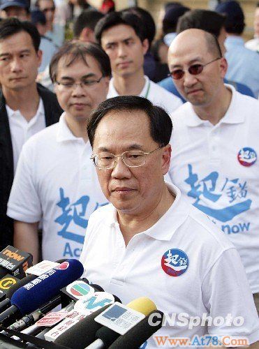 曾荫权宣布港府接纳民主党