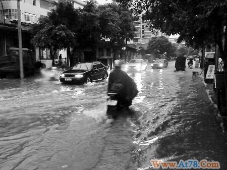 福建长乐受暴雨侵袭道路积水30厘米(图)