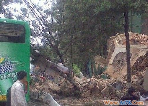 独家连线:昆明云南饭店拆迁时垮塌砸伤5名路人