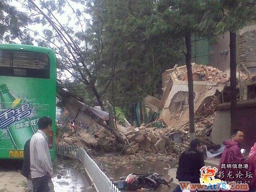 目击者描述云南饭店倒塌：7米高墙砸向公交(图)