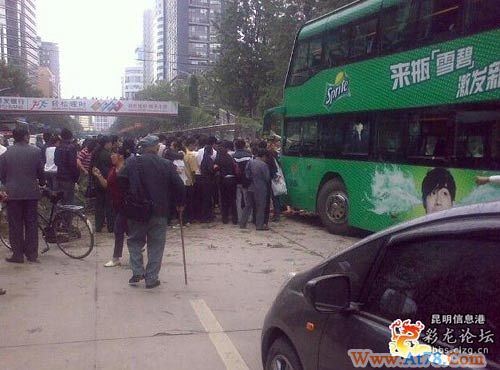 昆明云南饭店拆迁中倒塌两名公交乘客受伤