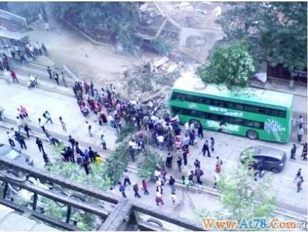 昆明云南饭店大楼拆迁中倒塌压埋路人(组图)