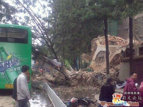 昆明云南饭店大楼拆迁中倒塌压埋路人(组图)