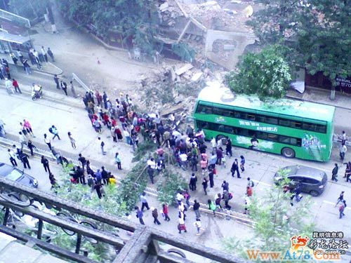 昆明云南饭店大楼拆迁中倒塌压埋路人(组图)