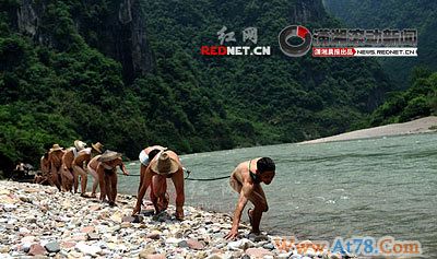 张家界茅岩河现裸体纤夫 炒作还是民俗引争议(图)