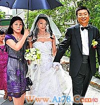 陈玉佳与江南春结婚一年携半岁儿子秀幸福(图)