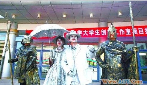 90后大学生创办校内创意工作室 半年狂赚11万