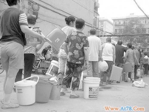 河北邢台遭遇持续高温部分居民陷水荒(图)