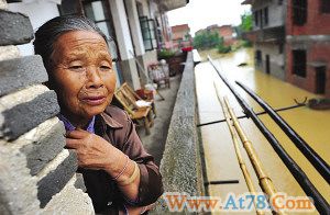 江西唱凯堤今日开始封堵决口下游村民家可划船