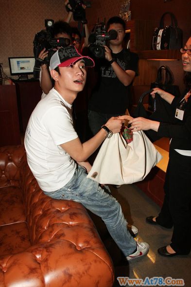 文章上海做嘉宾将设计包收入捐给壹基金