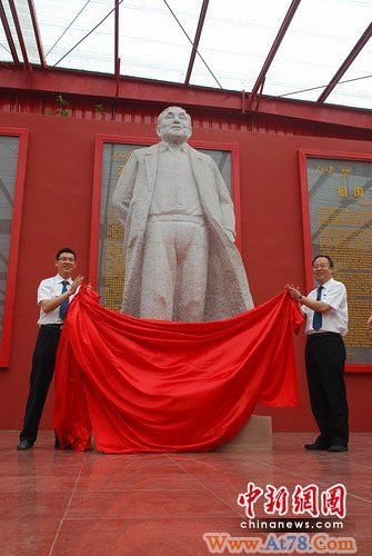 四川建领袖广场展示中共4代领导人雕塑(组图)