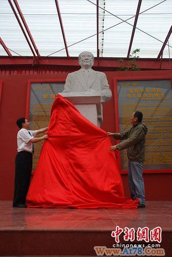 四川建领袖广场展示中共4代领导人雕塑(组图)