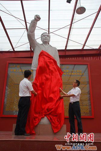 四川建领袖广场展示中共4代领导人雕塑(组图)