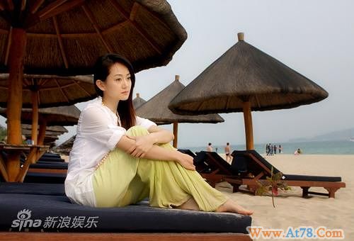 张定涵海边拍写真海边上演佳丽奇景(组图)