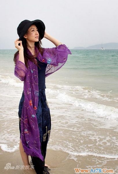 张定涵海边拍写真海边上演佳丽奇景(组图)