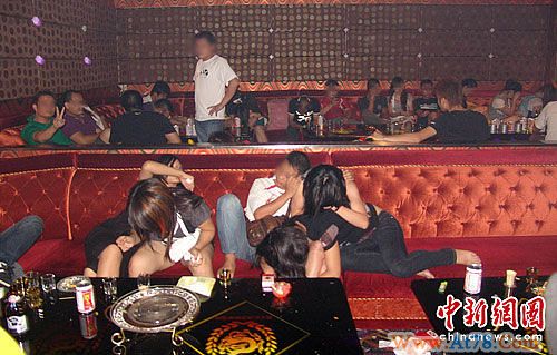 广西警方KTV查获60名涉嫌吸毒人员（组图）