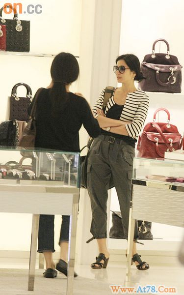 钟楚红与友人名店选手袋心情好保养得宜(图)