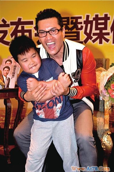 “大哥”吕良伟做慈善不孤独家人朋友一呼百应