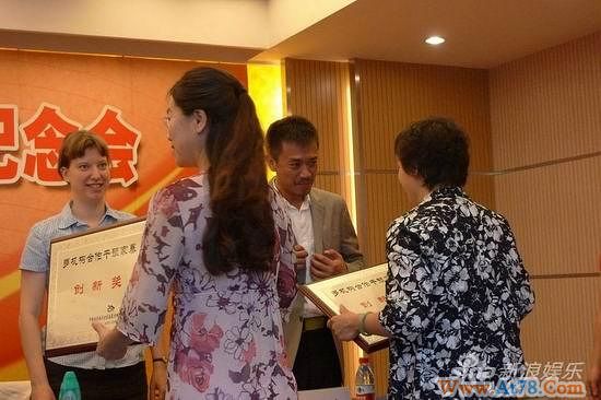 王学兵出席“反家暴”十周年呼吁关爱女性(图)