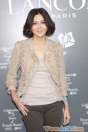 关之琳获“完美女性奖”叹保持状态很辛苦