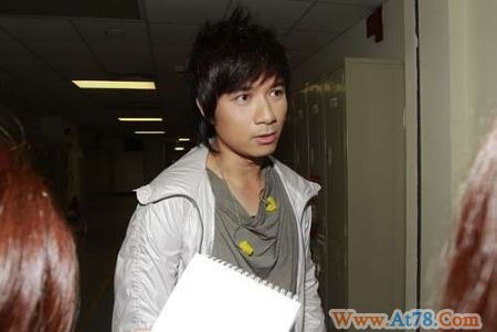 古巨基护女友回避镜头为新碟体力透支(图)